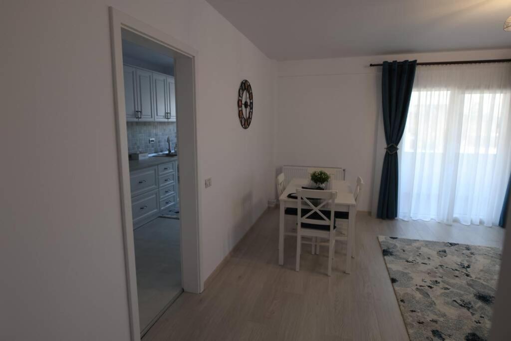 White Apartment Gura Humorului, Bucovina, Voronet ภายนอก รูปภาพ