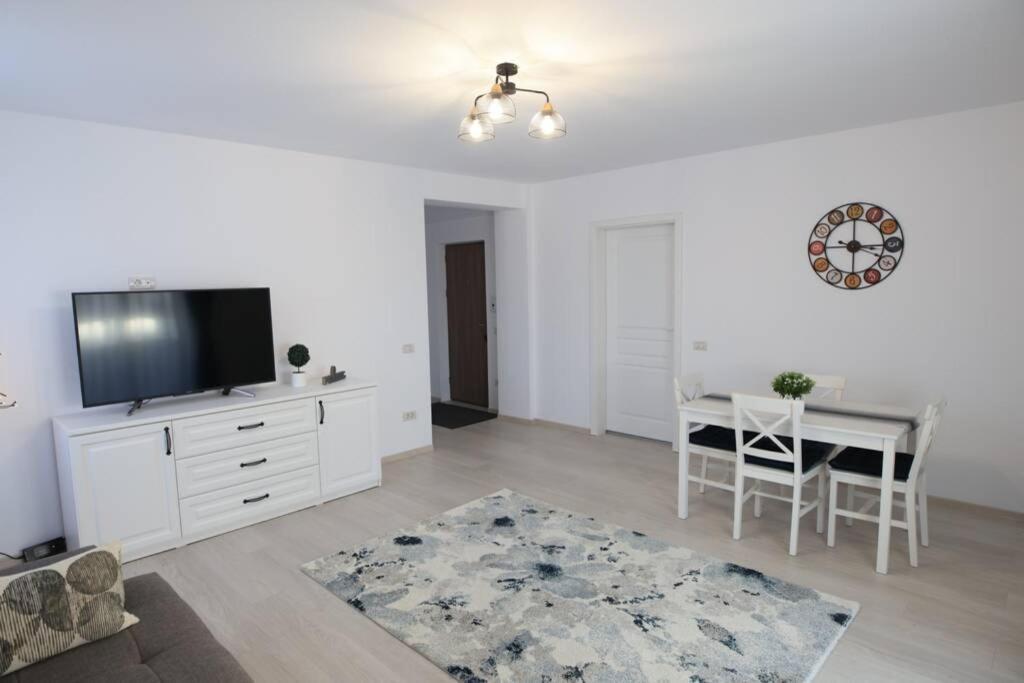 White Apartment Gura Humorului, Bucovina, Voronet ภายนอก รูปภาพ