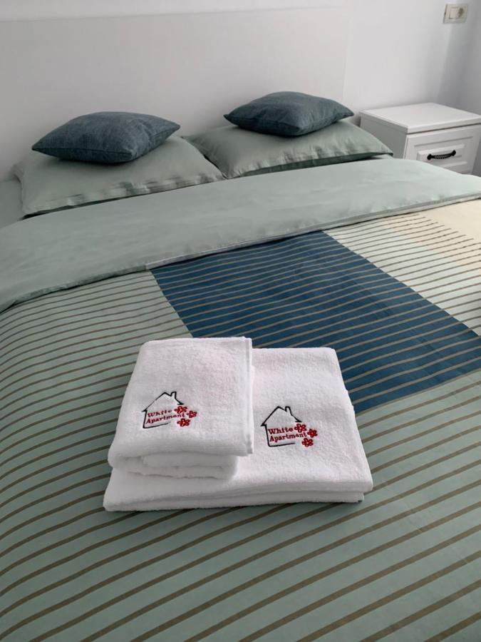 White Apartment Gura Humorului, Bucovina, Voronet ภายนอก รูปภาพ