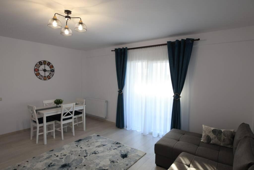 White Apartment Gura Humorului, Bucovina, Voronet ภายนอก รูปภาพ