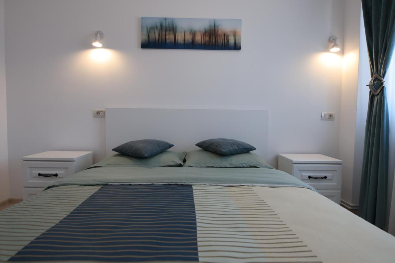 White Apartment Gura Humorului, Bucovina, Voronet ภายนอก รูปภาพ