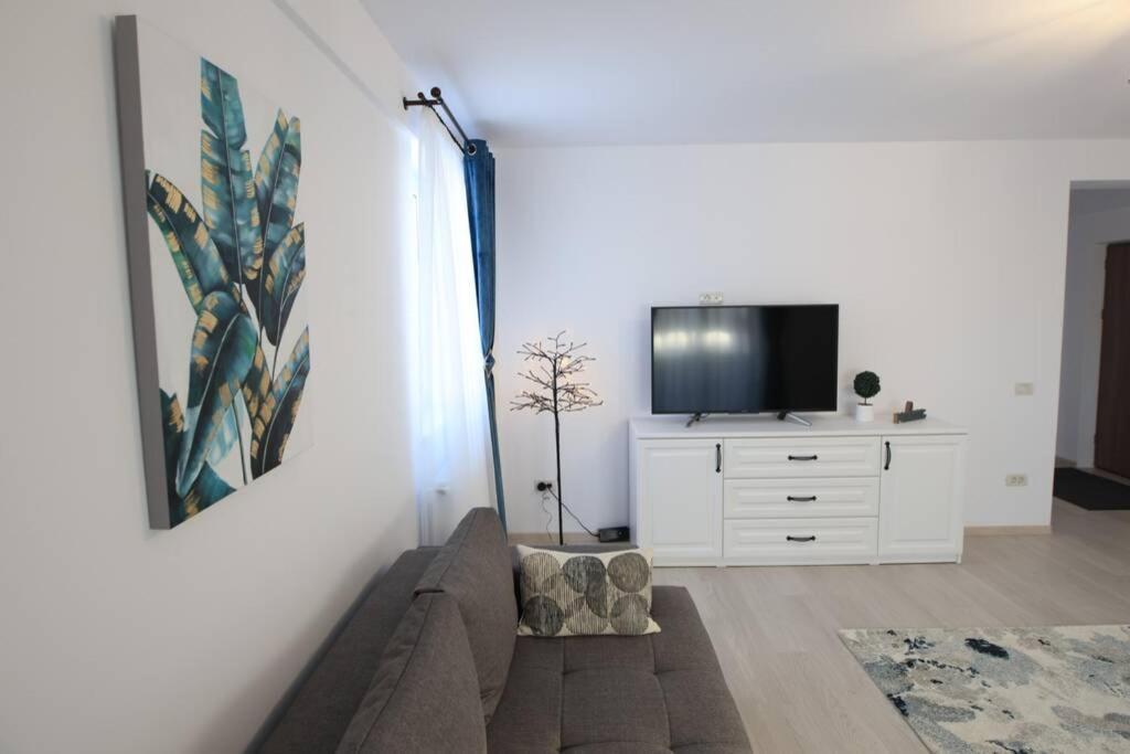 White Apartment Gura Humorului, Bucovina, Voronet ภายนอก รูปภาพ