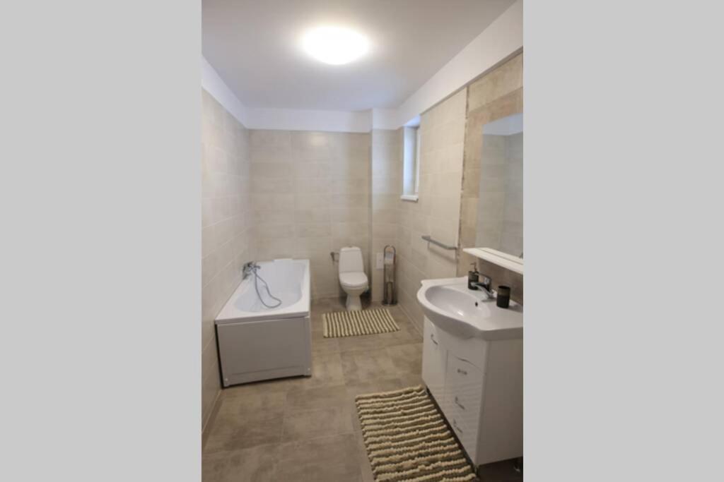 White Apartment Gura Humorului, Bucovina, Voronet ภายนอก รูปภาพ
