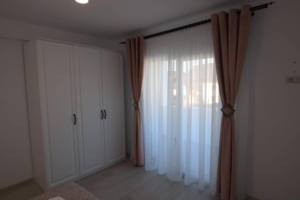 White Apartment Gura Humorului, Bucovina, Voronet ภายนอก รูปภาพ