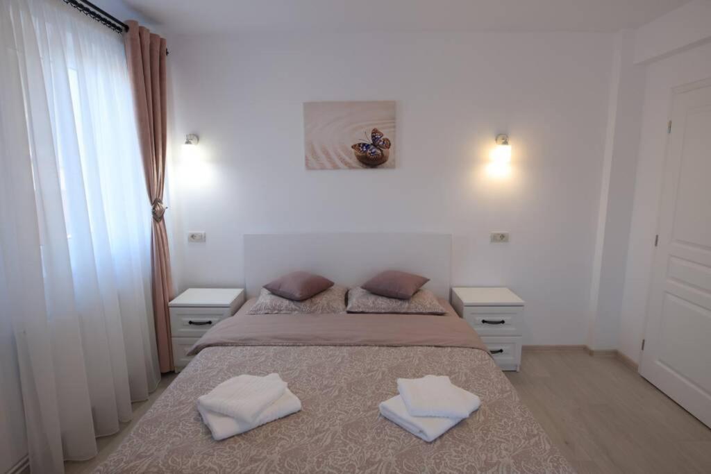 White Apartment Gura Humorului, Bucovina, Voronet ภายนอก รูปภาพ