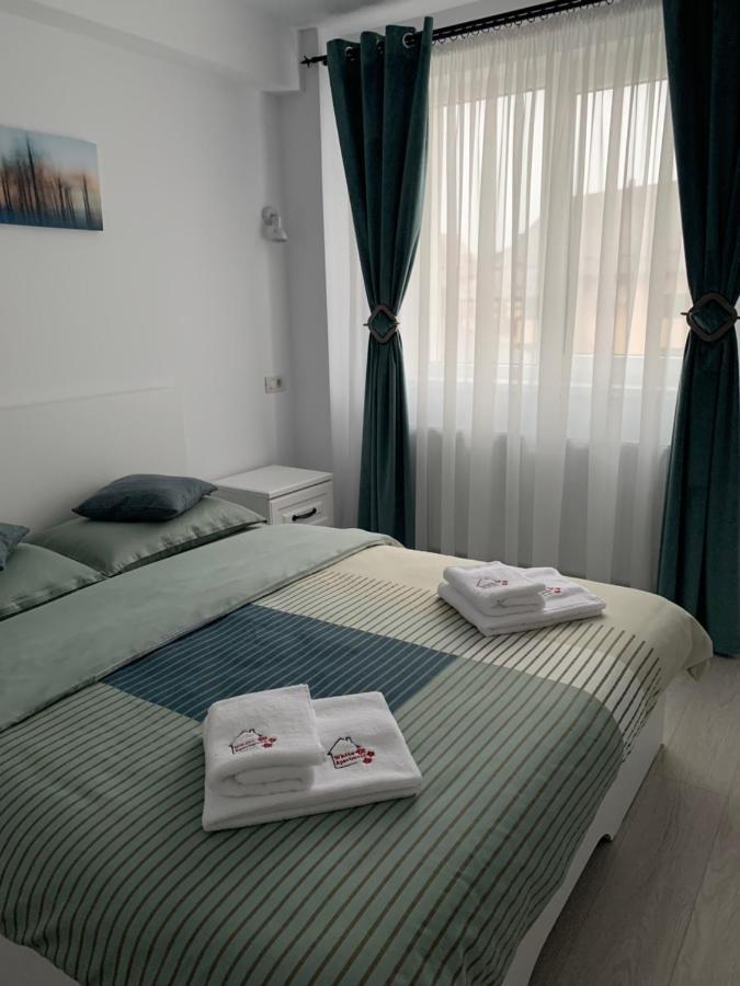 White Apartment Gura Humorului, Bucovina, Voronet ภายนอก รูปภาพ